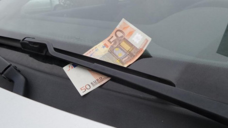 Ha pénzt találsz a kocsid szélvédőjén ne örülj és semmiképpen ne szállj ki!