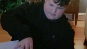 Ez a fiú nagyon várta a testvérei megszületését, de az anyuka elvesztette ikreit!