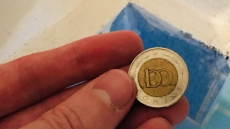 Tegyél a földre egy 100 forintos érmét a szobád egyik sarkában!