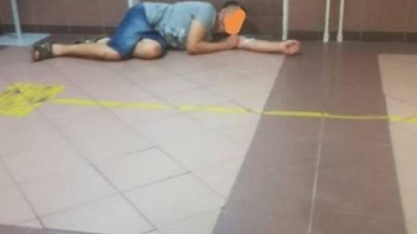 Az elviselhetetlen fájdalmaitól szenvedő beteg férfi, így feküdt le a Debreceni Sürgősségi Ambulancia ajtaja elé, miután könyörgése ellenére sem kapott segítséget.