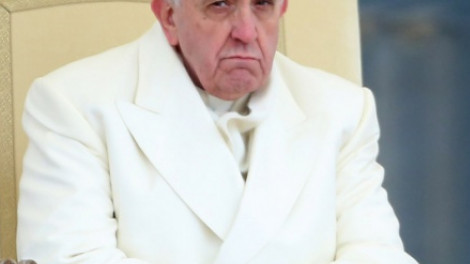 Lemondásra szólították fel Ferenc pápát
