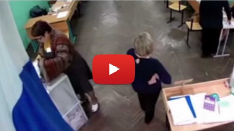 MEGDÖBBENTŐ - Lebukott egy hivatalnok, aki szavazólapokat tömködött az urnába! VIDEÓVAL!