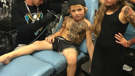 AMITŐL MEGŐRÜLT az Internet: Ingyen tetoválja egy gyermekkórház betegeit.