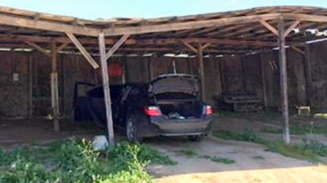 A férfinek valami azt súgta, hogy gyanús a düledező tető alatt álló autó