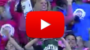 Amikor a biztonsági őrre közelít a kamera, olyat látsz, amit még soha!