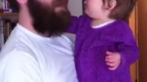 Nézd meg, hogyan reagál egy kisgyerek, ha meglátja az apját szakáll nélkül?