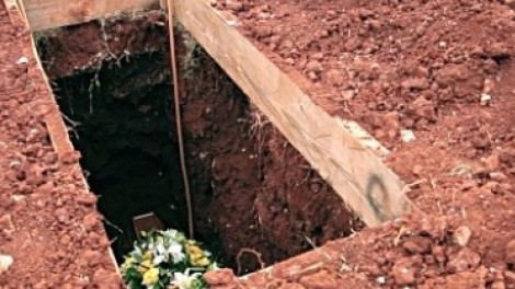 A férfi utolsó kívánsága az volt, hogy minden pénzét temessék el vele.