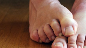 Fáj, érzékeny, vagy görcsölni szokott valamelyik a lábujjad? Nézd meg, milyen betegségre utal!