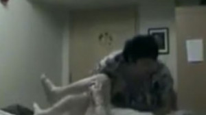 A nő betett egy kamerát az idősotthonban élő édesanyja szobájába. Sokkolta, amit látott!