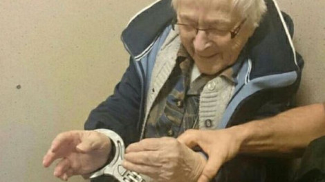 Nem találnád ki, miért bilincselték meg a 99 éves nénit!
