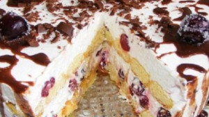 Meggyes-babapiskótás sütés nélküli torta! Gyorsan össze tudod rakni, és isteni finom!