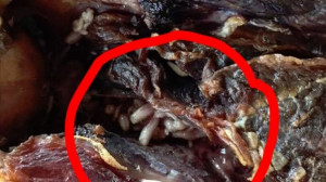 Vettek egy füstölt sonkát a Tescoban, felvágták, és megdöbbentek a látványtól!