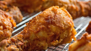 Eláruljuk az ízletes és ropogós gyorséttermi sült csirke titkát. Te is megcsinálhatod otthon!