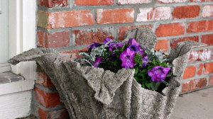 A legnagyobb növényeidet is lesz hová tenni. Egy vödör, egy törököző és némi cement kell csak hozzá!