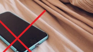 NE TÖLTSD A TELEFONOD AZ ÁGYADBAN, ÉLETVESZÉLYES!