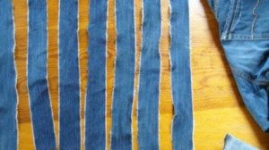 Csíkokra vágott 2 régi farmert. Összefonta a csíkokat, és nézd mi lett belőle!