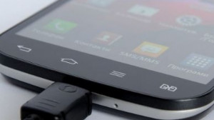 Este töltöd a telefonodat? Felejtsd el: így teszed tönkre az aksit.