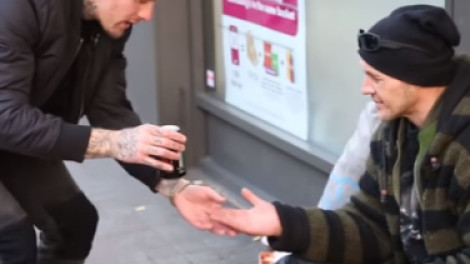 A bolt előtt ücsörgő hajléktalanhoz odalépett egy férfi, és adott neki egy doboz kólát...